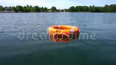 橙色的救生圈漂浮在<strong>远离</strong>海岸的湖水上。 万向节运动